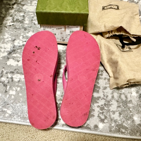 Gucci Chevron Logo Thong Sandals - Picture 4 of 4